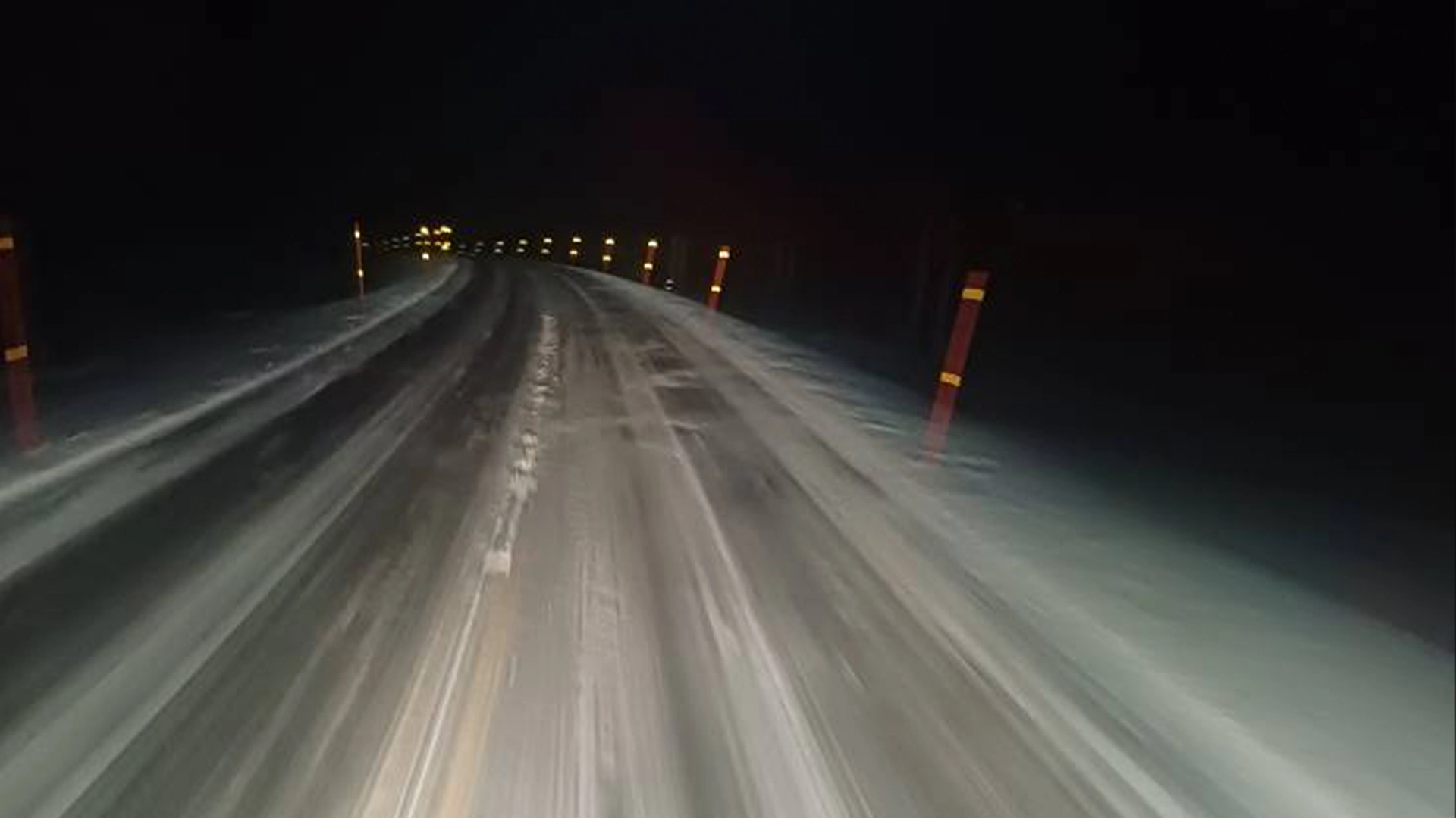 Drum înghețat în Norvegia cu marcaje reflectorizante